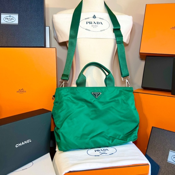 Prada AUTHENTIC Emerald Green Nylon bag with saffiano leather accents. NEW!! - Picture 2 of 15